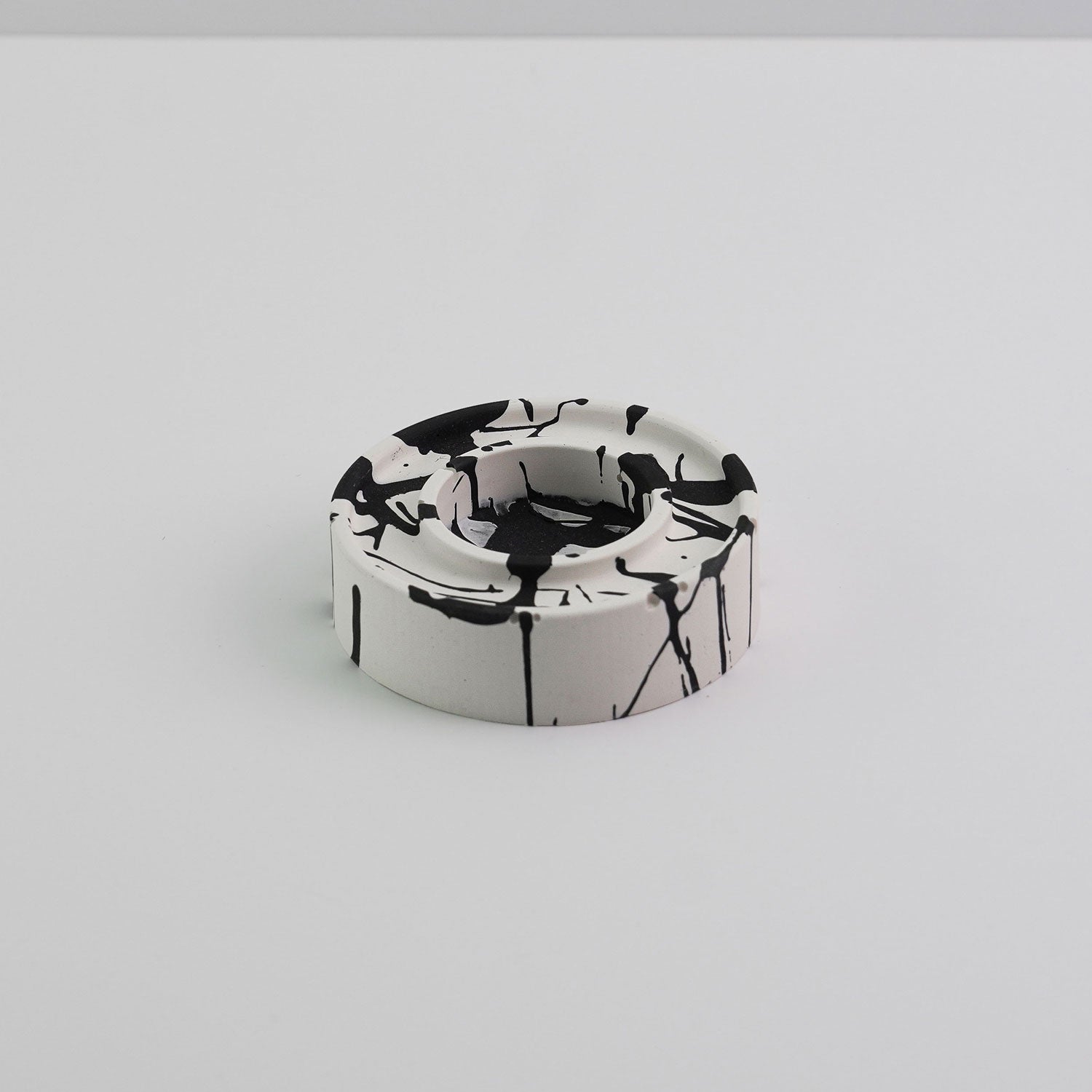 Jesmonite splat candle holder in black and white